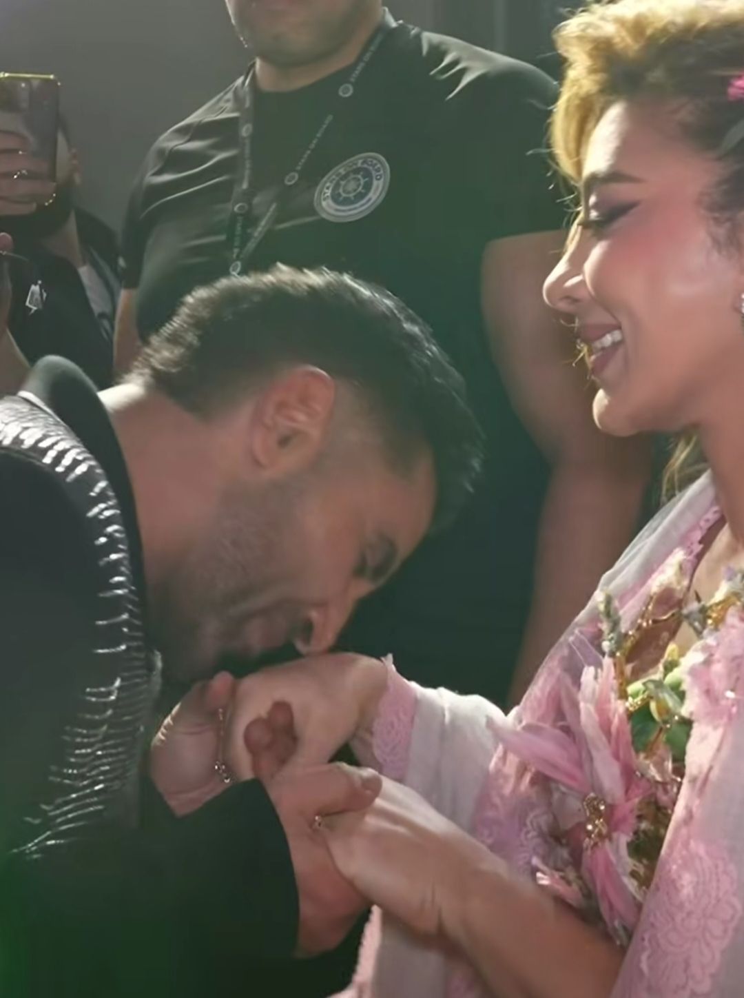 أحمد سعد يقبل يد أصالة قبل حفلها في دبي: صوتها أحلى حاجة في الدنيا - الخليج الان