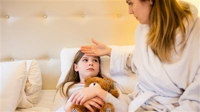 دفِّي طفلك فى البرد والمطر.. دليل شامل لحمايته من نزلات البرد بالشتاء - الخليج الان