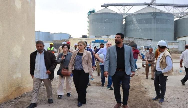 وفد من البنك الدولي يقف مركز الأنزال السمكي في عدن