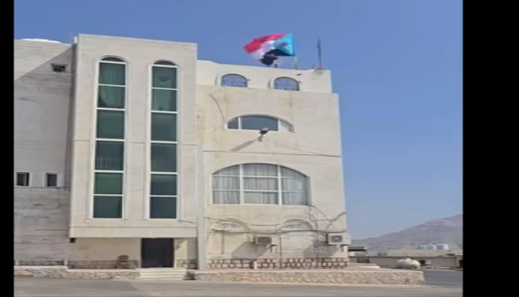 رفع علم الجنوب فوق مبنى محافظة حضرموت بمدينة المكلا