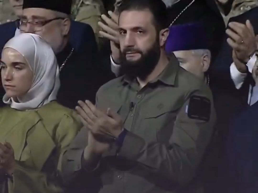 «بشار قتلنا ونهبنا».. كلمات شاب تبكي الشرع وزوجته في ذكرى الاحتفال بسقوط الأسد - الخليج الان