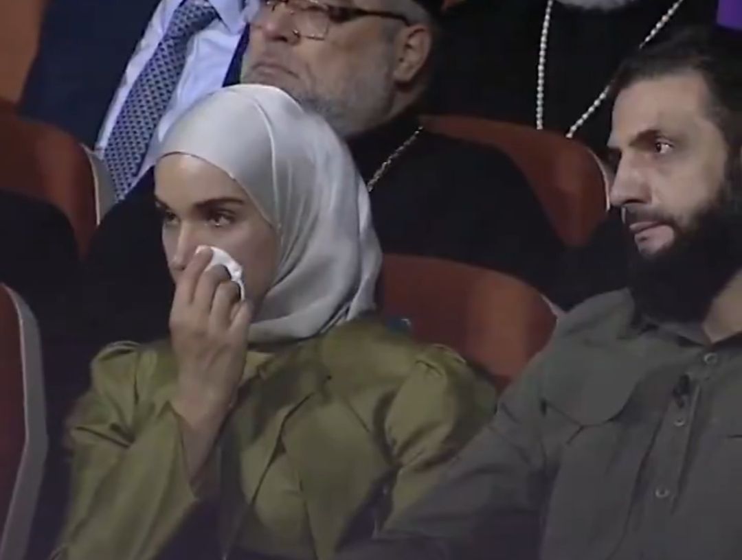 «بشار قتلنا ونهبنا».. كلمات شاب تبكي الشرع وزوجته في ذكرى الاحتفال بسقوط الأسد - الخليج الان