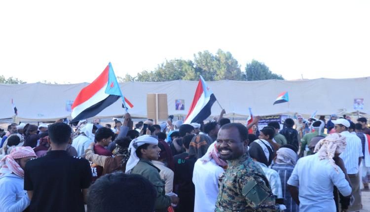 المئات من المتظاهرين يحتشدون في المهرة مطالبين بـ"الاستقلال"يدعمون المجلس الانتقالي