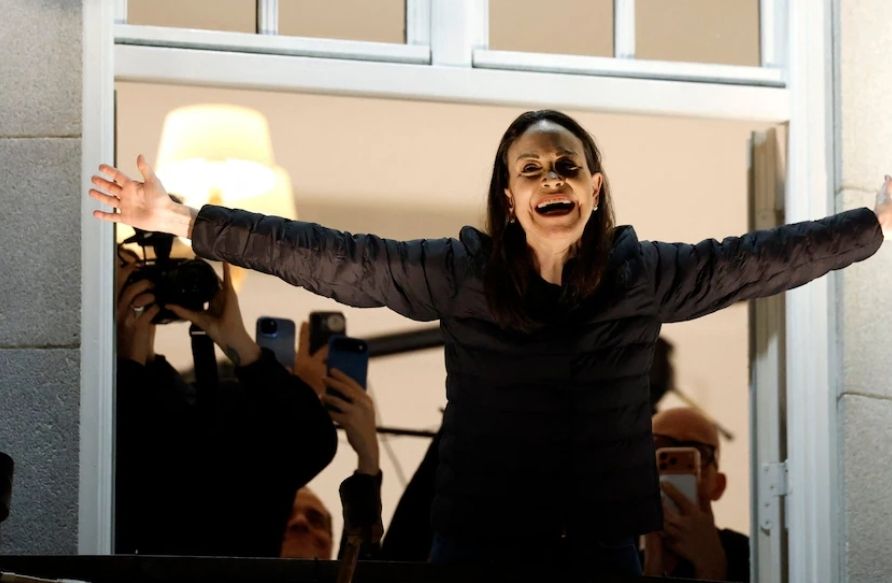 «رحلة سرية محفوفة بالمخاطر».. هروب زعيمة المعارضة الفنزويلية من قبضة النظام وواشنطن تضع اللمسات الأخيرة للإطاحة بـ مادورو - الخليج الان