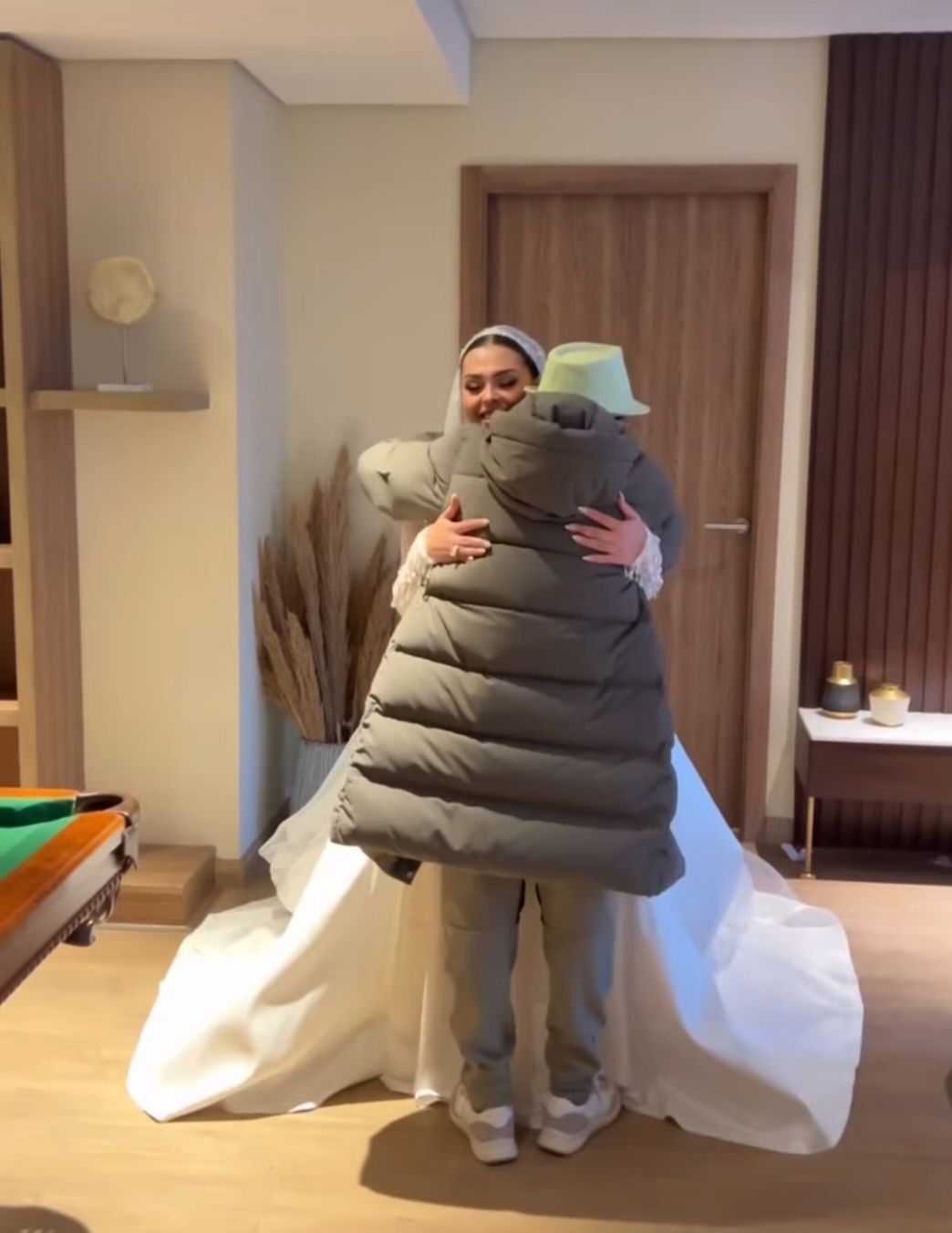 حضنها والدموع في عينه.. لحظة مؤثرة لـ محمد هنيدي مع ابنته في زفافها - الخليج الان