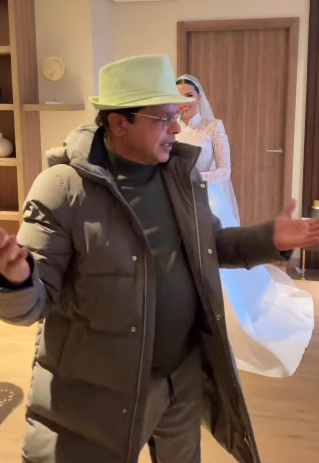 حضنها والدموع في عينه.. لحظة مؤثرة لـ محمد هنيدي مع ابنته في زفافها - الخليج الان