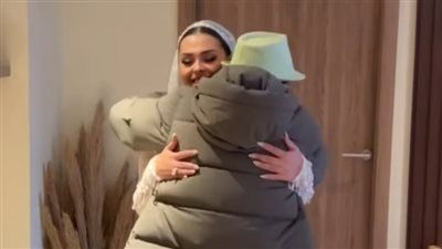 حضنها والدموع في عينه.. لحظة مؤثرة لـ محمد هنيدي مع ابنته في زفافها - الخليج الان