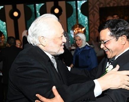 نيرمين الفقي وخالد زكي الأبرز.. نجوم الفن في حفل زفاف ابنة محمد هنيدي - الخليج الان