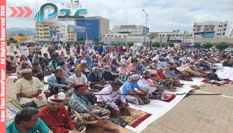 صور توافد المصلين إلى ساحة العروض للمشاركة في جمعة الوفاء للمشروع العربي