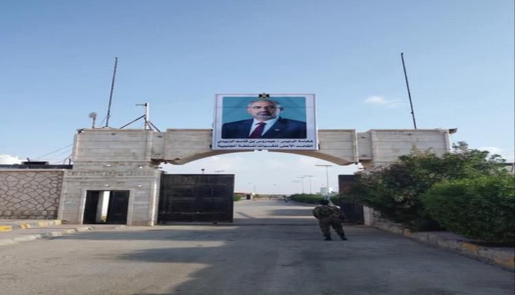 أعلام الجنوب وصور الرئيس الزُبيدي تزين القصر الجمهوري بالمهرة