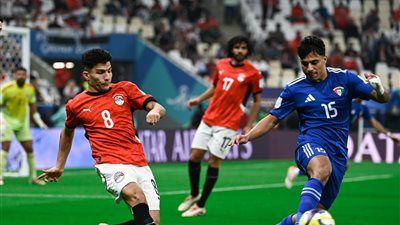 إسلام عيسى يوضح سر إمساك السولية بالكرة قبل تنفيذ أفشة لركلة الجزاء الحاسمة أمام الكويت - الخليج الان