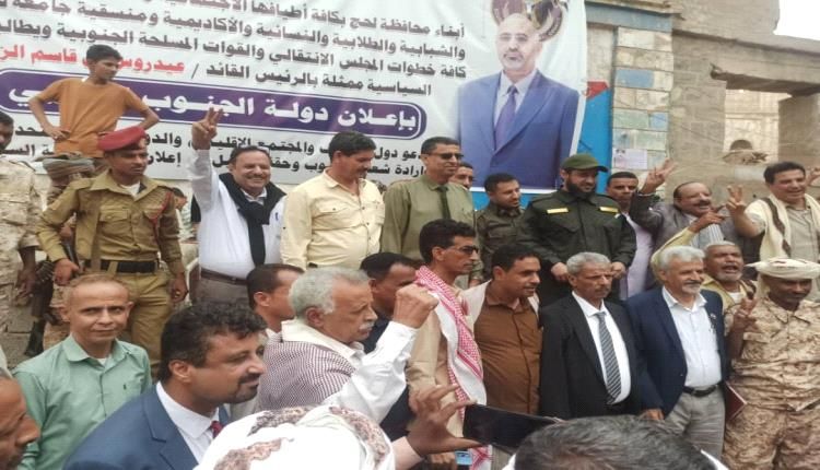 لحج.. المحافظ تركي ومدراء المكتب التنفيذي في ساحة الإعتصام بالحوطة