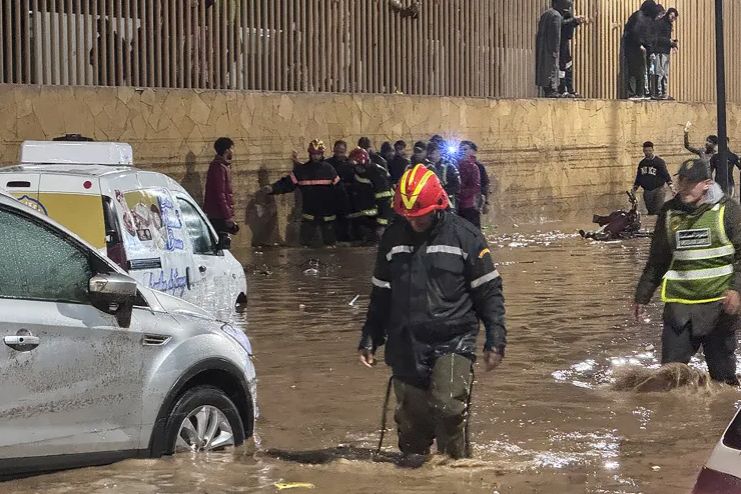 «يوم أسود في الرباط».. فيضانات المغرب تبتلع 37 روح وغرق الشوارع والمنازل - الخليج الان