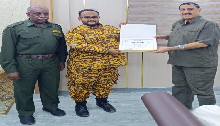 شرطة عدن تكرّم ثلاثة من ضباط وأفراد حراسة المنشآت نظير جهودهم وتفانيهم في عملهم