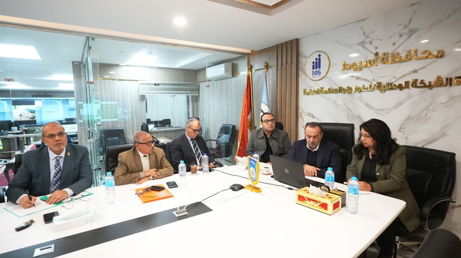 محافظ أسيوط يبحث مع شركة هندية عبر الفيديو كونفرانس إدخال تكنولوجيا متقدمة وصديقة للبيئة في مجال إنشاء وصيانة الطرق - الخليج الان