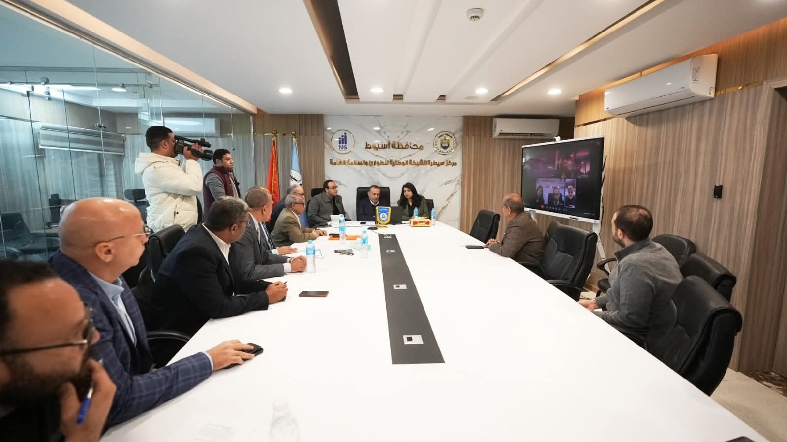 محافظ أسيوط يبحث مع شركة هندية عبر الفيديو كونفرانس إدخال تكنولوجيا متقدمة وصديقة للبيئة في مجال إنشاء وصيانة الطرق - الخليج الان