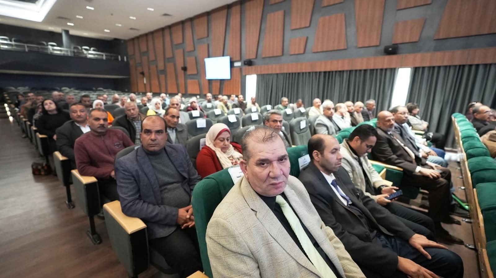 محافظ أسيوط يترأس المجلس التنفيذي ويؤكد : حسم ملفات التقنين والمتغيرات المكانية وتسريع وتيرة المشروعات التنموية بالمراكز والقرى - الخليج الان