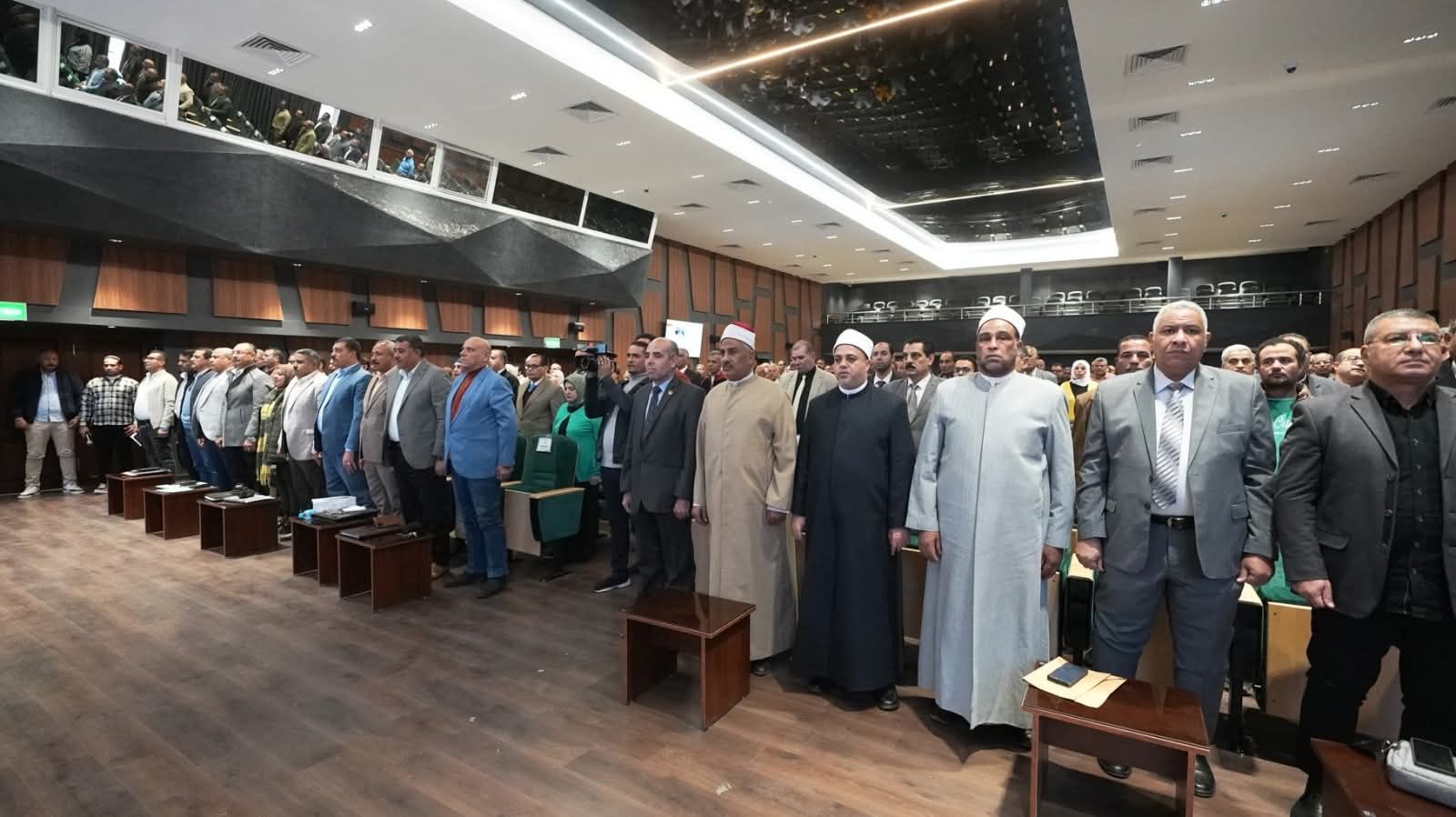 محافظ أسيوط يترأس المجلس التنفيذي ويؤكد : حسم ملفات التقنين والمتغيرات المكانية وتسريع وتيرة المشروعات التنموية بالمراكز والقرى - الخليج الان