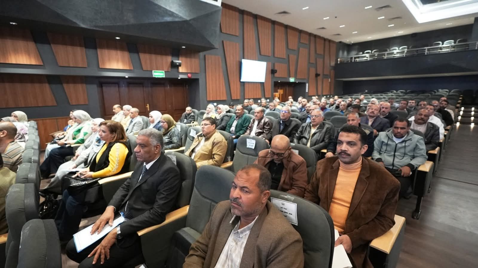 محافظ أسيوط يترأس المجلس التنفيذي ويؤكد : حسم ملفات التقنين والمتغيرات المكانية وتسريع وتيرة المشروعات التنموية بالمراكز والقرى - الخليج الان