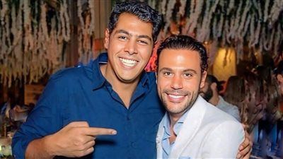 محمد إمام بعد عزاء عمته: ربنا يصبرك يا ابن عمتي وكلنا رجالة في ضهر بعض - الخليج الان