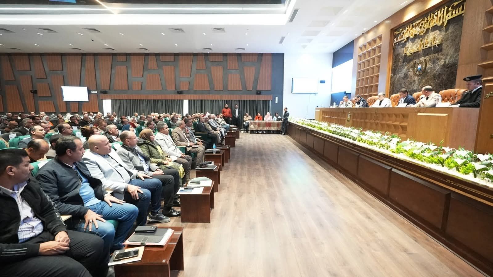 محافظ أسيوط يترأس المجلس التنفيذي ويؤكد : حسم ملفات التقنين والمتغيرات المكانية وتسريع وتيرة المشروعات التنموية بالمراكز والقرى - الخليج الان