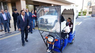 محافظ مطروح يهدي أسكوتر كهربائي لمواطنة تعانى ابنتها من سرطان بالعظم وبتر بالقدم اليمني - الخليج الان
