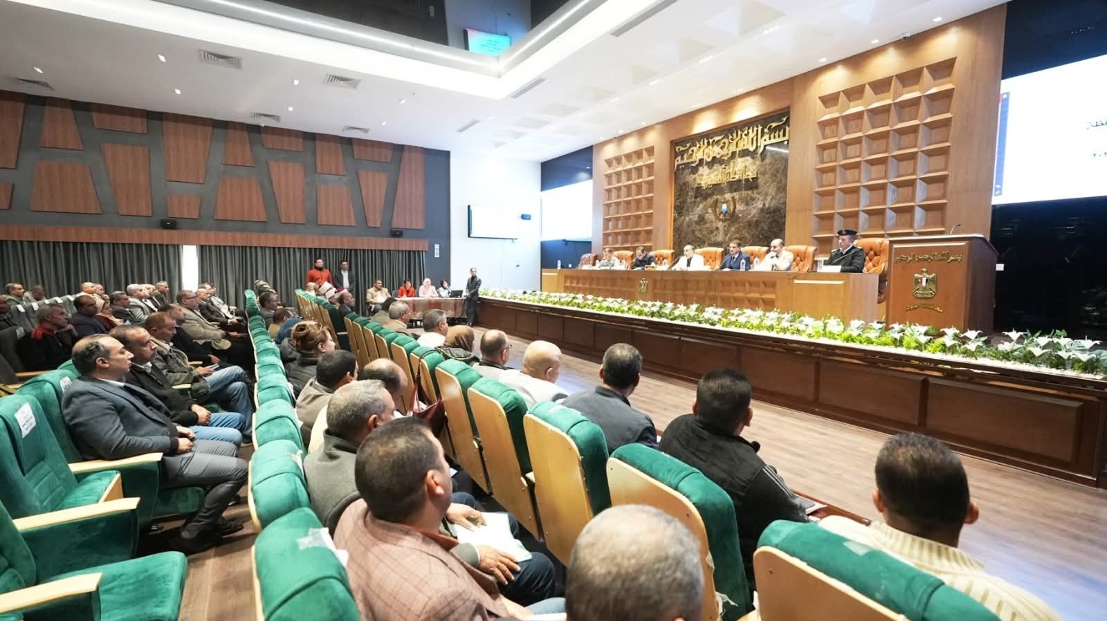 محافظ أسيوط يترأس المجلس التنفيذي ويؤكد : حسم ملفات التقنين والمتغيرات المكانية وتسريع وتيرة المشروعات التنموية بالمراكز والقرى - الخليج الان