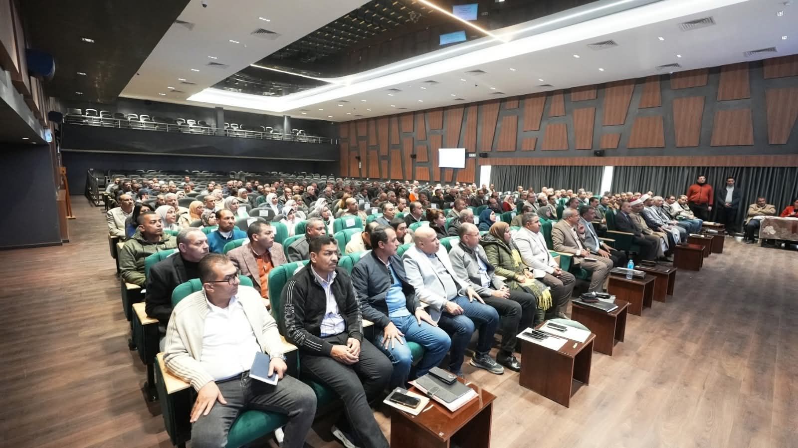 محافظ أسيوط يترأس المجلس التنفيذي ويؤكد : حسم ملفات التقنين والمتغيرات المكانية وتسريع وتيرة المشروعات التنموية بالمراكز والقرى - الخليج الان