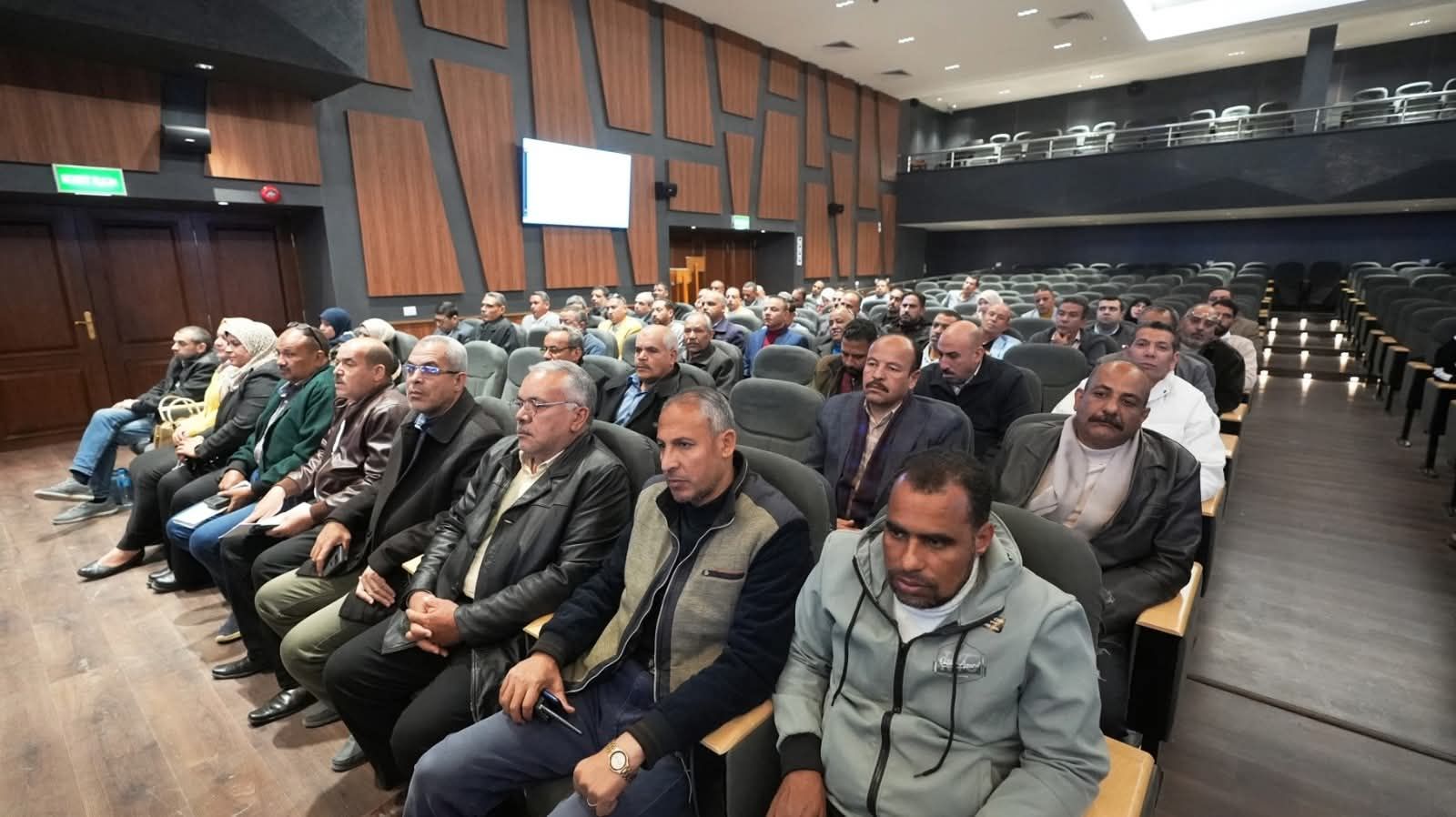 محافظ أسيوط يترأس المجلس التنفيذي ويؤكد : حسم ملفات التقنين والمتغيرات المكانية وتسريع وتيرة المشروعات التنموية بالمراكز والقرى - الخليج الان