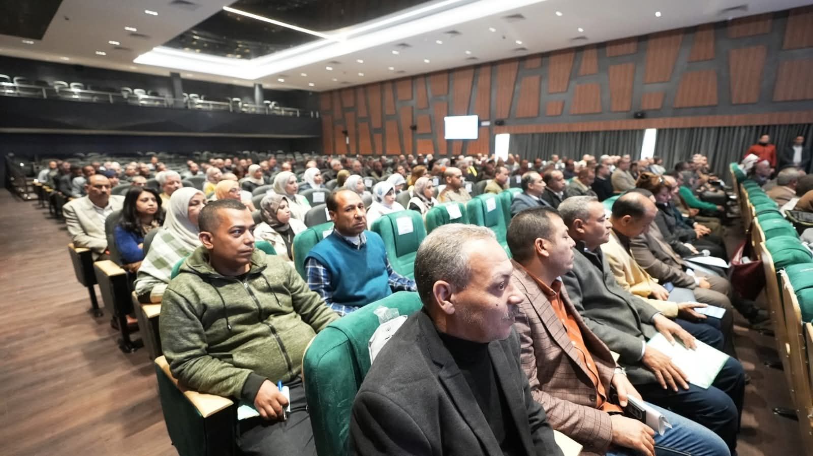 محافظ أسيوط يترأس المجلس التنفيذي ويؤكد : حسم ملفات التقنين والمتغيرات المكانية وتسريع وتيرة المشروعات التنموية بالمراكز والقرى - الخليج الان