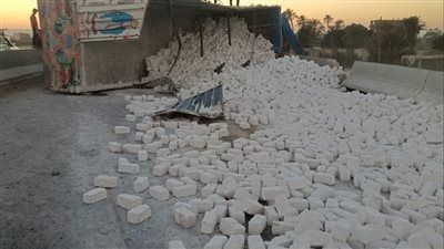 كان طالع الكوبري والمقطوره اتقلبت بالطوب..انقلاب سيارة نقل بكوبري سوهاج - الخليج الان