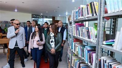 جولة ثقافية في مستهل الزيارة.. وزيرتا التخطيط والتنمية المحلية ومحافظ الأقصر يتفقدون مكتبة مصر العامة - الخليج الان