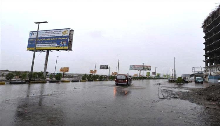 هطول أمطار متفاوتة على العاصمة عدن