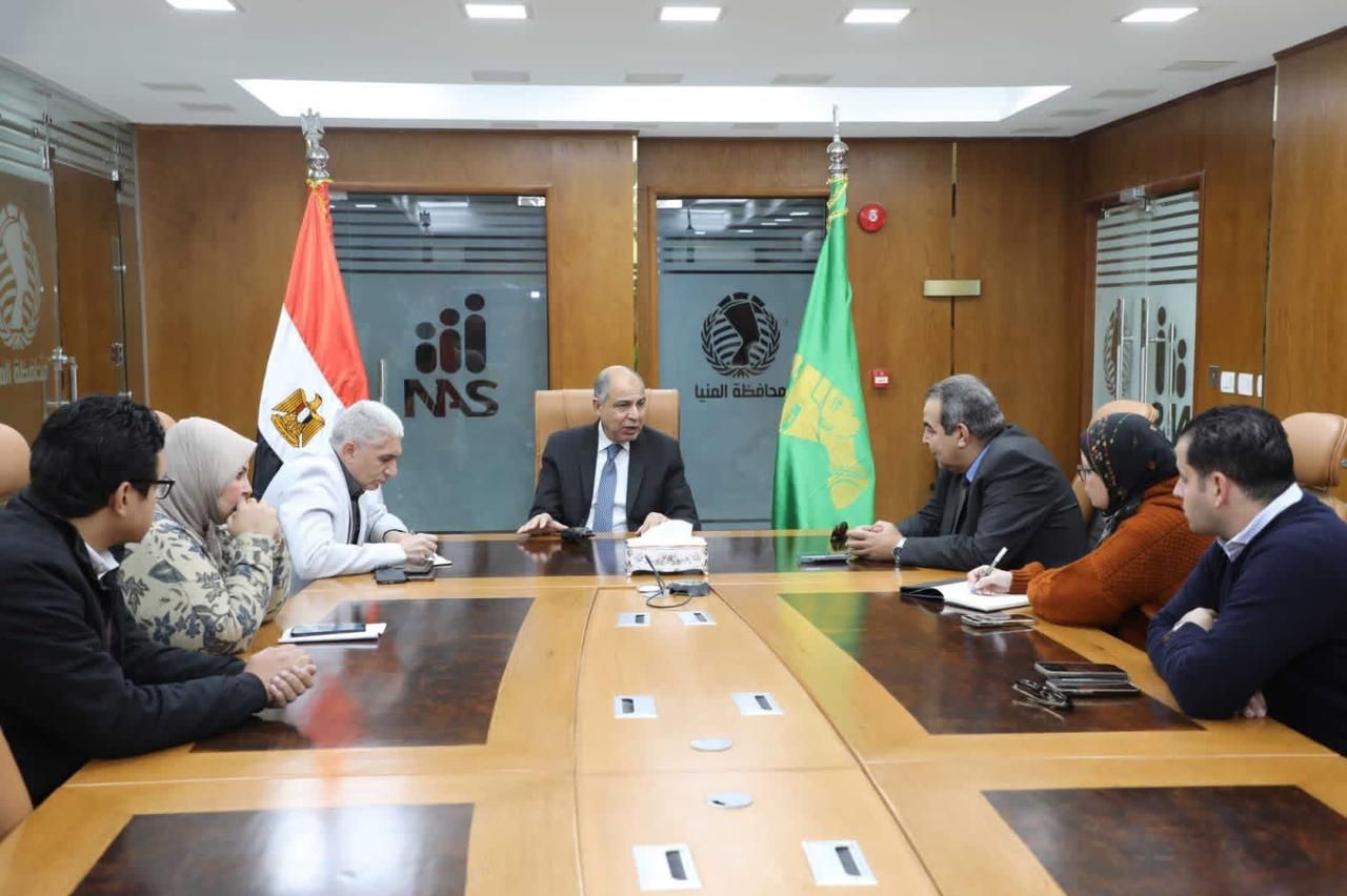 من داخل مركز السيطرة .. محافظ المنيا يتابع حملات إزالة الإشغالات بالمراكز - الخليج الان