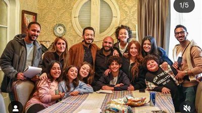 بطولة أحمد زاهر.. صور جديدة من كواليس تصوير مسلسل لعبة وقلبت بجد - الخليج الان