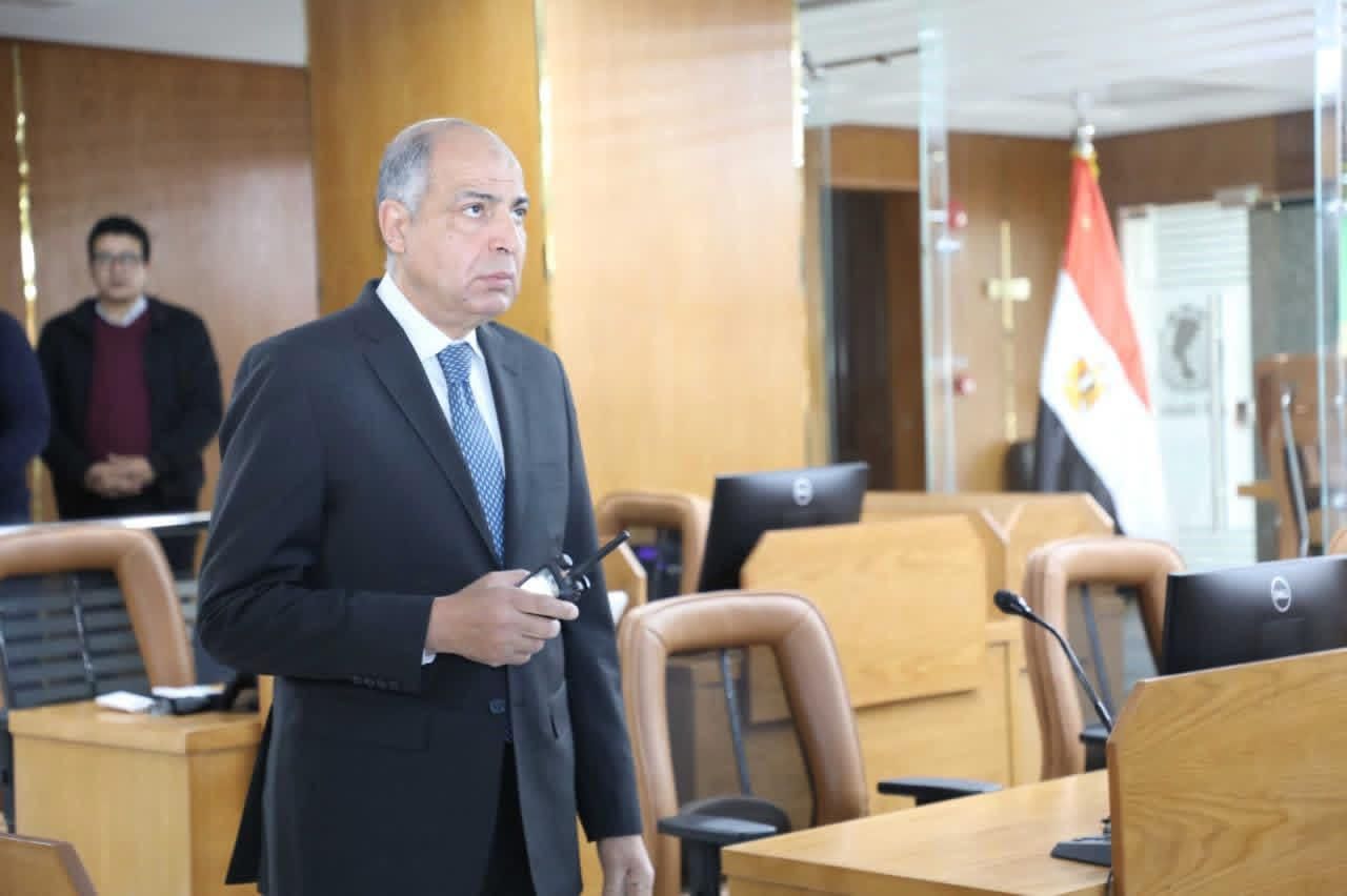 من داخل مركز السيطرة .. محافظ المنيا يتابع حملات إزالة الإشغالات بالمراكز - الخليج الان