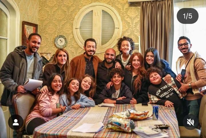 بطولة أحمد زاهر.. صور جديدة من كواليس تصوير مسلسل لعبة وقلبت بجد - الخليج الان