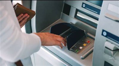 رسوم السحب النقدي من ماكينات ATM والحد الأقصى اليومي في البنوك المصرية - الخليج الان
