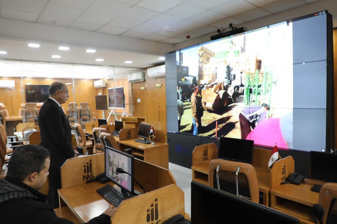 من داخل مركز السيطرة .. محافظ المنيا يتابع حملات إزالة الإشغالات بالمراكز - الخليج الان