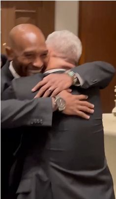 حوار جانبي بين شيكابالا ووائل جمعة في حفل زفاف محمود بنتايج على ابنة أحمد سليمان عضو مجلس إدارة الزمالك (صور) - الخليج الان