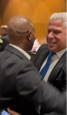 حوار جانبي بين شيكابالا ووائل جمعة في حفل زفاف محمود بنتايج على ابنة أحمد سليمان عضو مجلس إدارة الزمالك (صور) - الخليج الان