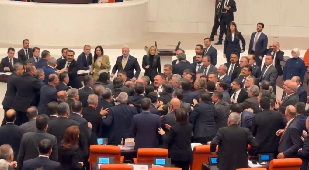 «البرلمان تحول إلى ساحة معركة».. لكمات وعراك بالأيدي بين النواب في البرلمان التركي|صور - الخليج الان