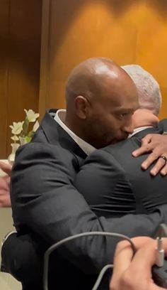 حوار جانبي بين شيكابالا ووائل جمعة في حفل زفاف محمود بنتايج على ابنة أحمد سليمان عضو مجلس إدارة الزمالك (صور) - الخليج الان