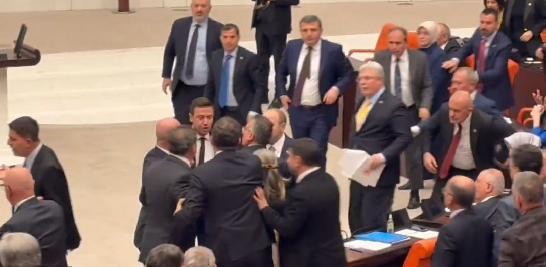 «البرلمان تحول إلى ساحة معركة».. لكمات وعراك بالأيدي بين النواب في البرلمان التركي|صور - الخليج الان