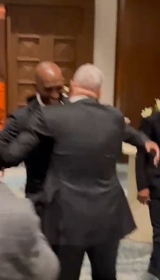 حوار جانبي بين شيكابالا ووائل جمعة في حفل زفاف محمود بنتايج على ابنة أحمد سليمان عضو مجلس إدارة الزمالك (صور) - الخليج الان