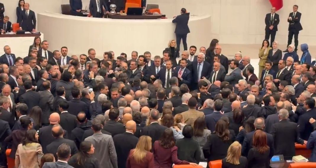 «البرلمان تحول إلى ساحة معركة».. لكمات وعراك بالأيدي بين النواب في البرلمان التركي|صور - الخليج الان