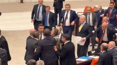 «البرلمان تحول إلى ساحة معركة».. لكمات وعراك بالأيدي بين النواب في البرلمان التركي|صور - الخليج الان