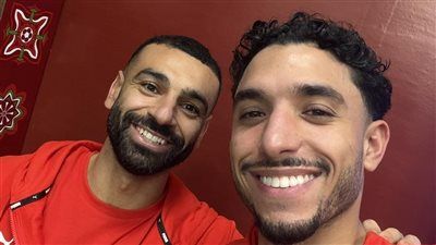 محمد صلاح يحتفل مع عمر مرموش بعد فوز مصر المثير على زيمبابوي - الخليج الان