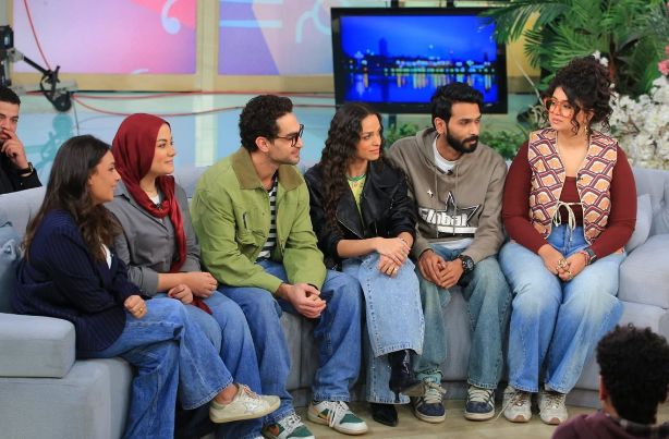 الخميس.. أبطال مسلسل ميدتيرم في ضيافة برنامج معكم منى الشاذلي - الخليج الان