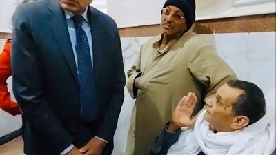 محافظ المنيا ينتصر لمسن ويأمر بمحاسبة موظف تأمين صحي - الخليج الان